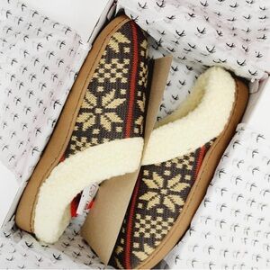 Deer Stags Women's Brown and Cream Slippers​​